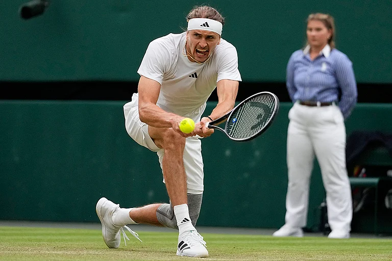 Alexander Zverev plays a backhand return to Taylor Fritz - | Photo: AP/Kirsty Wigglesworth